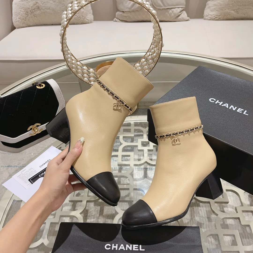 👟👟Ex-factory price 700👟👟 2025 Xiaoxiang chanel high quality counter grade 𝙎𝙡𝙞𝙣𝙜-𝙗𝙖𝙘𝙠🌈〰͏ chanelaa® Xiaoxiang new chain ⛓️slimming short boots Top purchasing level rare items are new 🍾👟👟 ━━━━━ ЅᏇєєt ━━━━━ 🍒 Upper: Italian imported calfskin ➕ Chanel’s unique chain element Lining: Imported comfortable and soft sheepskin lining for foot pads Outsole: Exclusive molding of Italian imported genuine leather outsole Color: Black/White/Apricot Size: 34 to 40 (34, 41, 42 are customized and non-returnable and non-exchangeable) Packaging: The latest full set of packaging from the counter shoe industry
